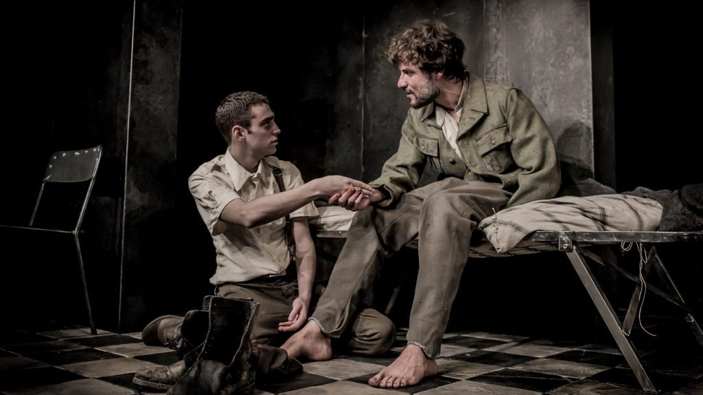 Fotografía de escena de la obra de teatro «La Piedra Oscura» 
Su relevancia servirá posteriormente de base para La bola negra, largometraje dirigido por Javier Ambrossi y Javier Calvo, donde el propio Conejero trabaja como coguionista.